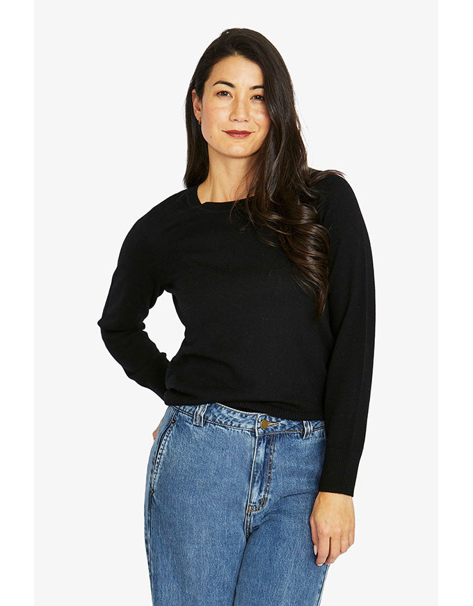 Crew neck pullover in black with long sleeves and classic fit