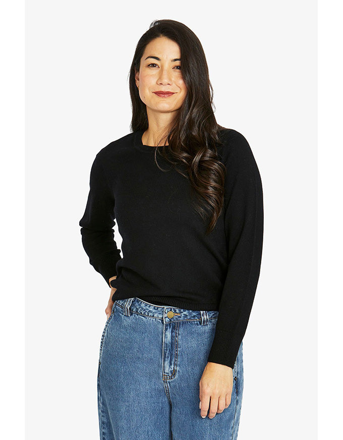 Crew neck pullover in black with long sleeves and classic fit