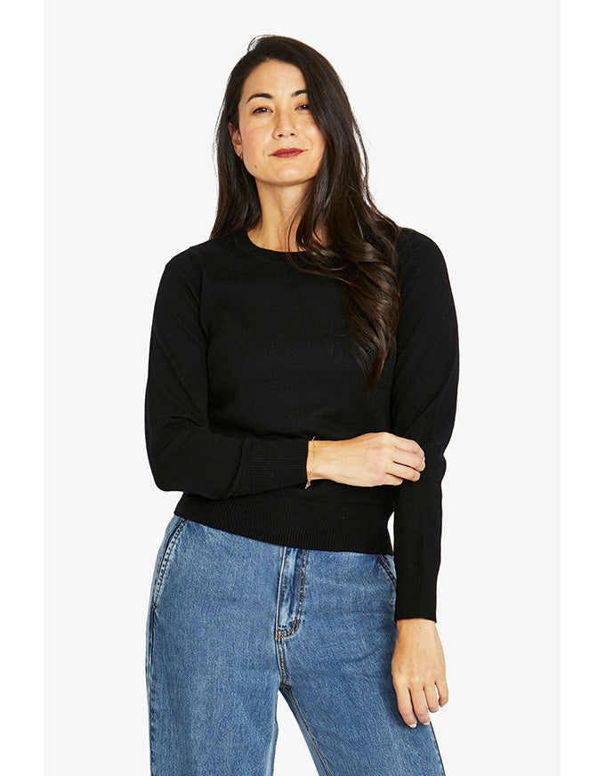 Crew neck pullover in black with long sleeves and classic fit