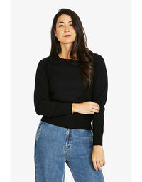 Crew neck pullover in black with long sleeves and classic fit