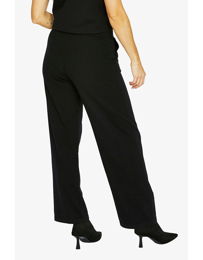 Seam detail pant in black with wide leg and front seam detail