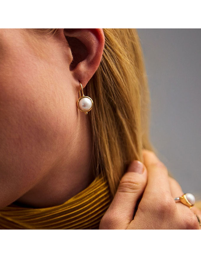 Garland Pearl Earring