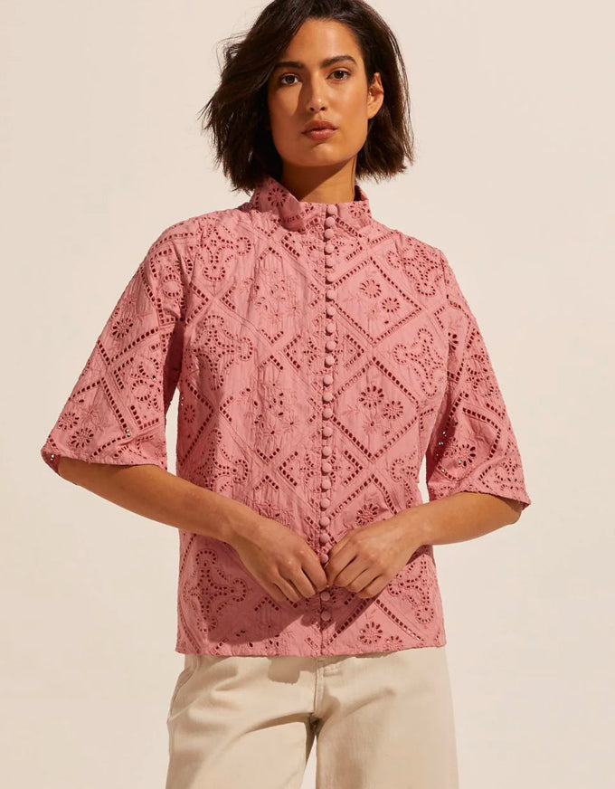 Note Top Rose. Pink broderie blouse.