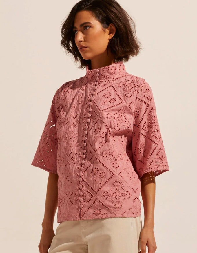 Note Top Rose. Pink broderie blouse.