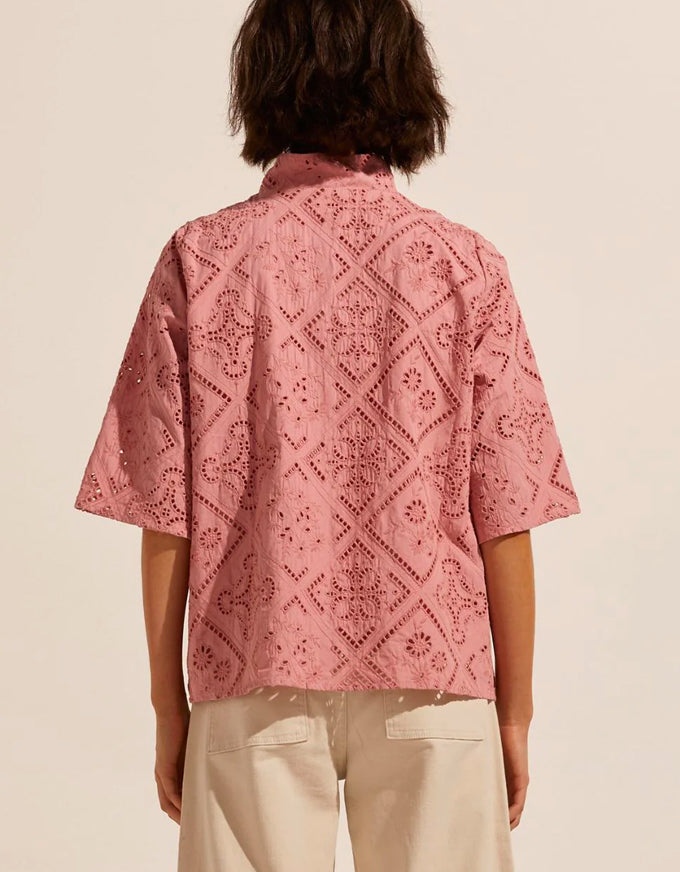 Note Top Rose. Pink broderie blouse.