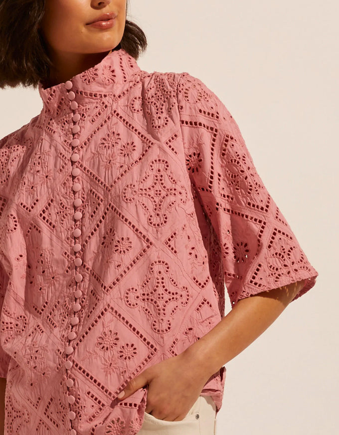 Note Top Rose. Pink broderie blouse.