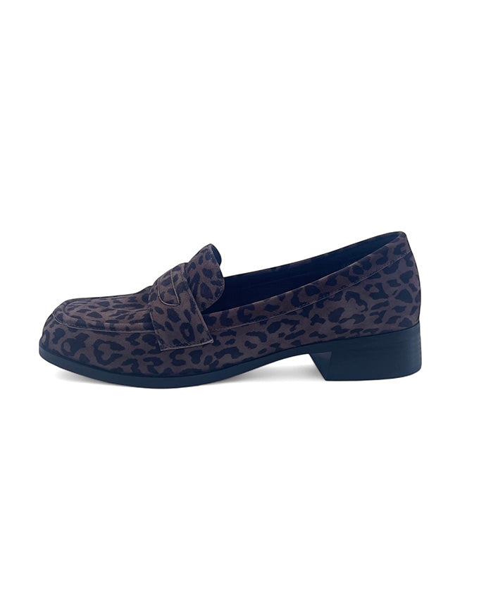 Loafer with leopard print pattern