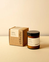 Etikette Tallow salt bath and sea salt jar with packaging on a beige background